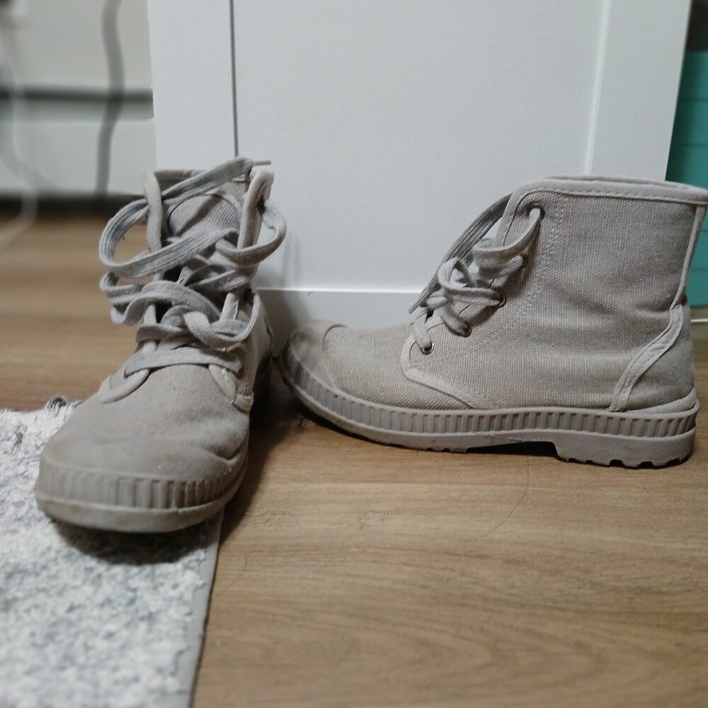 Gray shoes (slightly used)